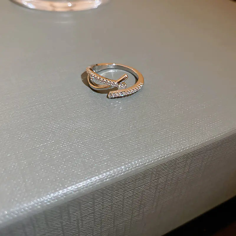 Light Luxury Zircon Retro Intersection Jewelry