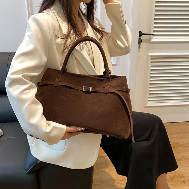 Elegant Women's Handbag Featuring Casual Simple Vintage Design And High-End Leather For Commuter Occasions