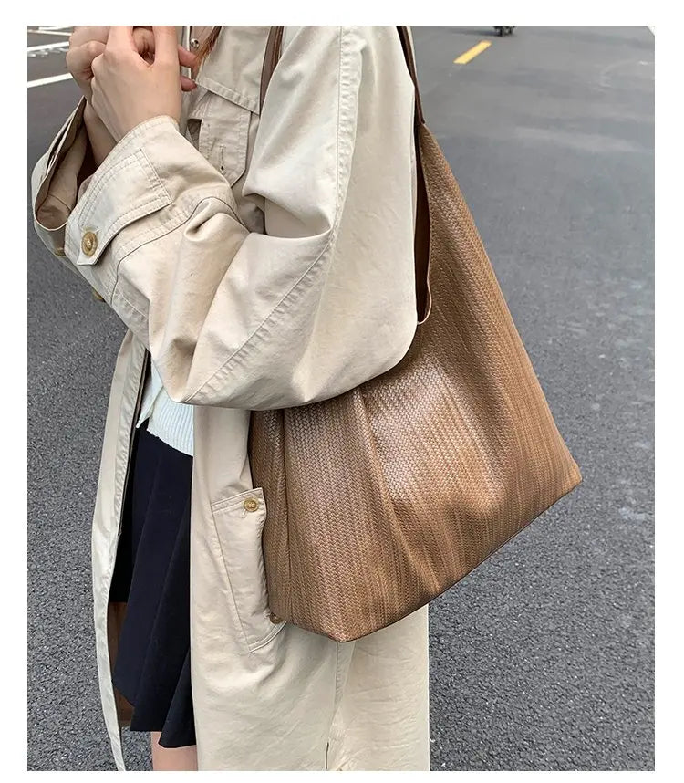 Stylish Ladies Hand Bag Boasting Trendy Design And Fine Craftsmanship Made Of Premium Anti-Scratch Leather