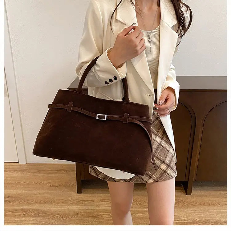 Elegant Women's Handbag Featuring Casual Simple Vintage Design And High-End Leather For Commuter Occasions