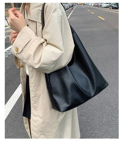 Stylish Ladies Hand Bag Boasting Trendy Design And Fine Craftsmanship Made Of Premium Anti-Scratch Leather