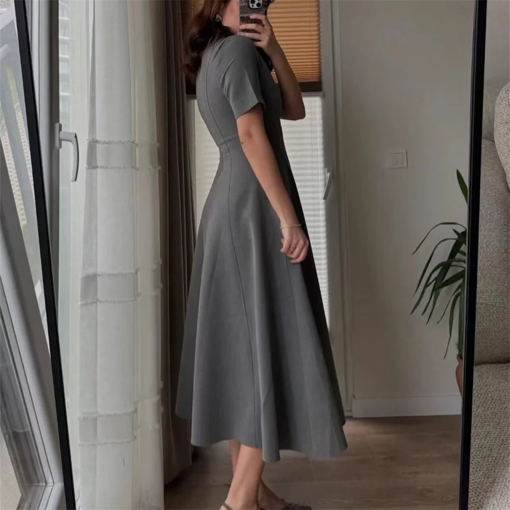 2025 new women's clothing European and American style fashionable design sense two-color wave wide swing round neck dress