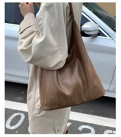 Stylish Ladies Hand Bag Boasting Trendy Design And Fine Craftsmanship Made Of Premium Anti-Scratch Leather