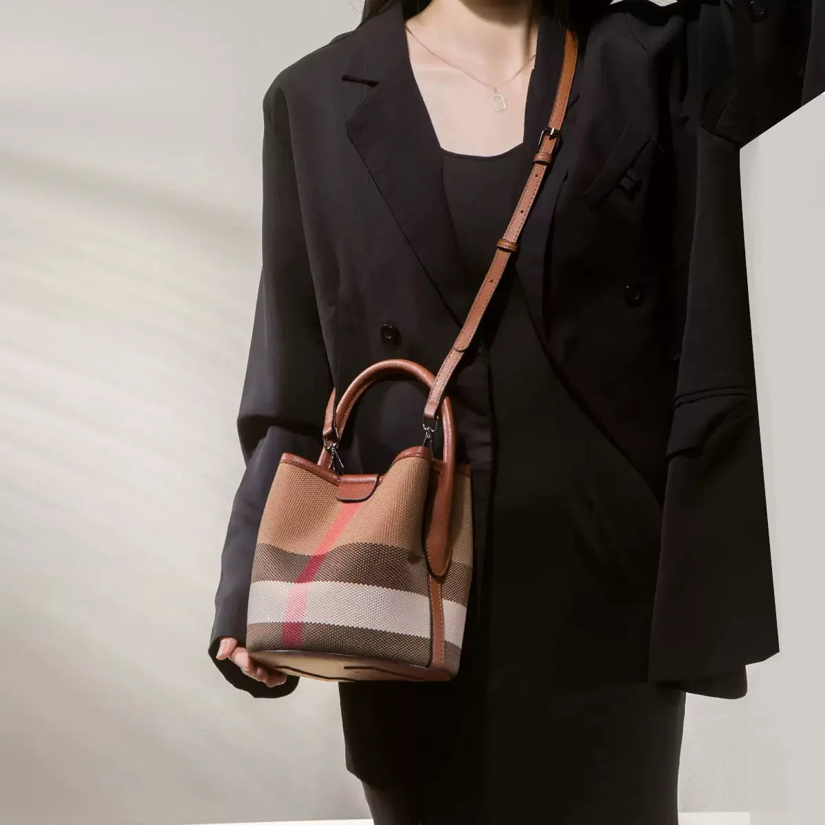 Plaid Pattern Handbag Bucket Tote for Women, Fashionable and Versatile for Commuting, Can Be Worn as a Shoulder or Crossbody Bag