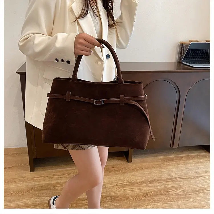 Elegant Women's Handbag Featuring Casual Simple Vintage Design And High-End Leather For Commuter Occasions