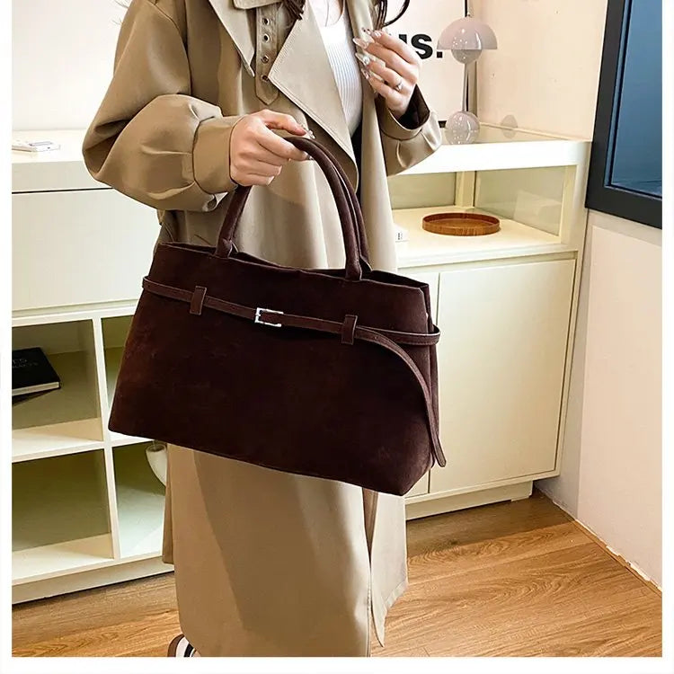 Elegant Women's Handbag Featuring Casual Simple Vintage Design And High-End Leather For Commuter Occasions
