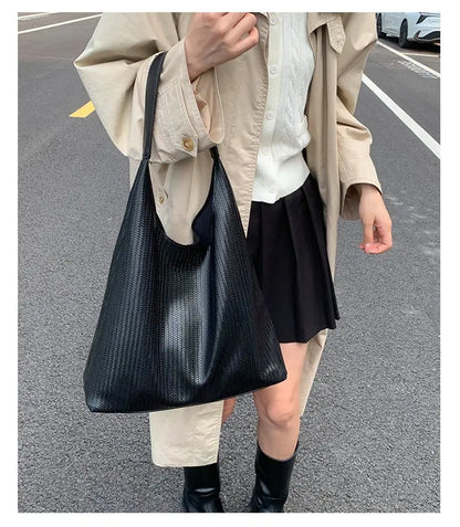 Stylish Ladies Hand Bag Boasting Trendy Design And Fine Craftsmanship Made Of Premium Anti-Scratch Leather