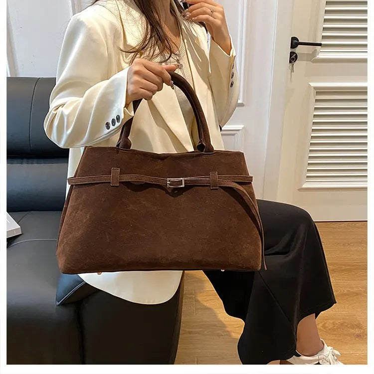 Elegant Women's Handbag Featuring Casual Simple Vintage Design And High-End Leather For Commuter Occasions