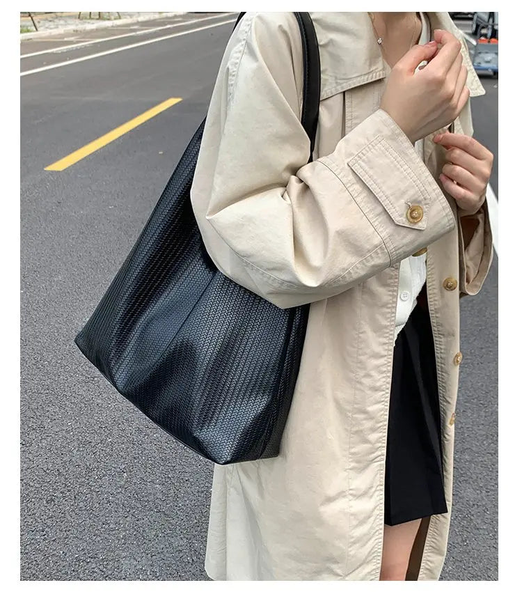 Stylish Ladies Hand Bag Boasting Trendy Design And Fine Craftsmanship Made Of Premium Anti-Scratch Leather