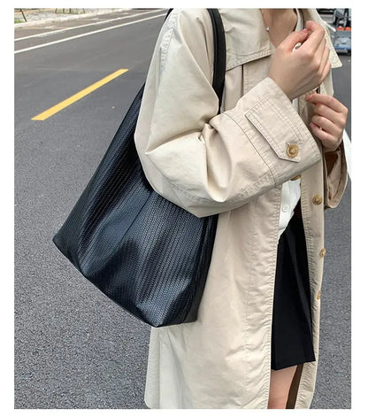 Stylish Ladies Hand Bag Boasting Trendy Design And Fine Craftsmanship Made Of Premium Anti-Scratch Leather