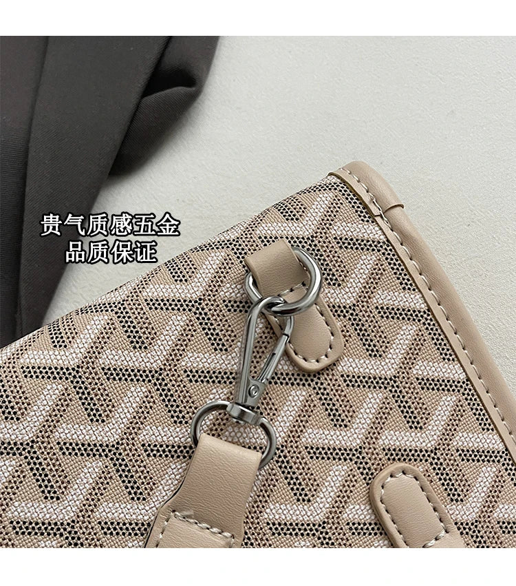 Unique Casual Crossbody Handbag For Leisure Women With Minimalist Solid Color And Large Capacity Leather Finish