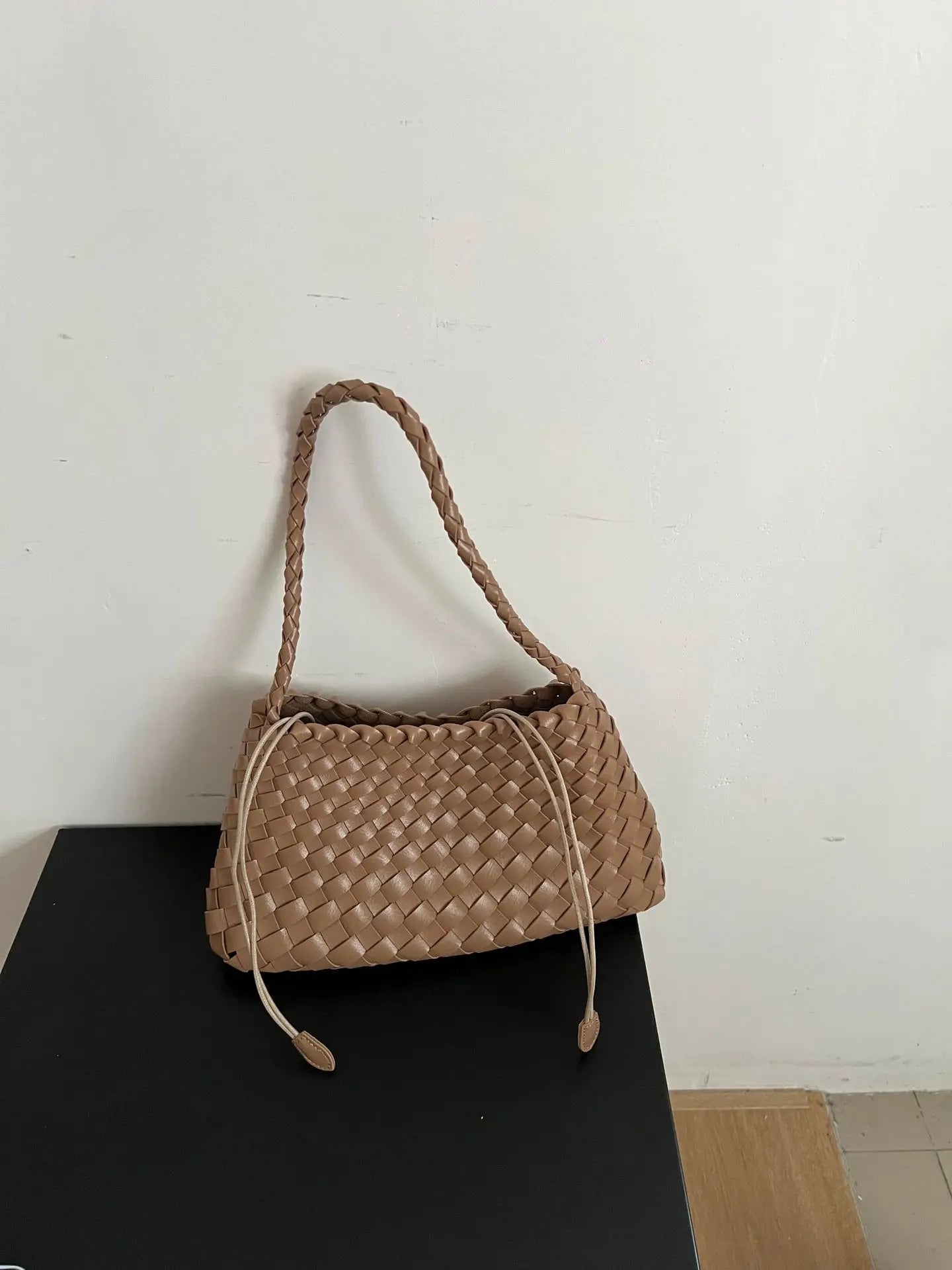 Hand woven armpit bag, women's new high-end and versatile retro handbag, single shoulder mother bag