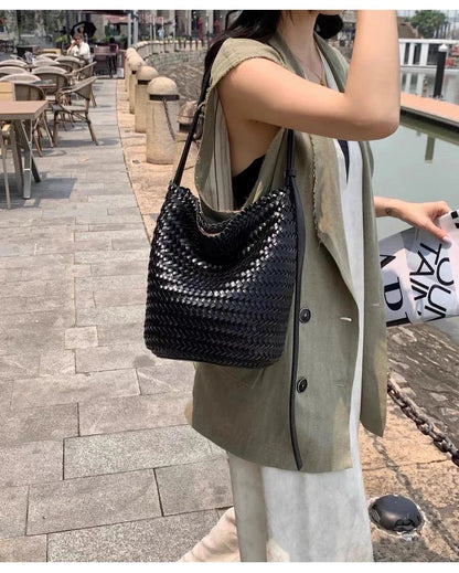 2025 new women's handbag high-end hand-woven large-capacity shoulder tote bag underarm bag crossbody versatile bucket bag