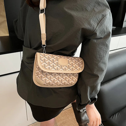 Unique Casual Crossbody Handbag For Leisure Women With Minimalist Solid Color And Large Capacity Leather Finish