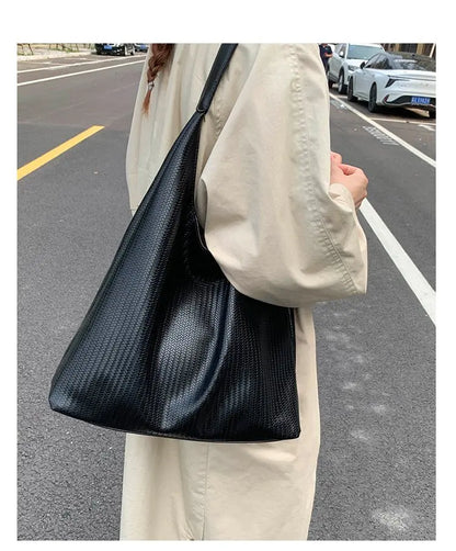 Stylish Ladies Hand Bag Boasting Trendy Design And Fine Craftsmanship Made Of Premium Anti-Scratch Leather