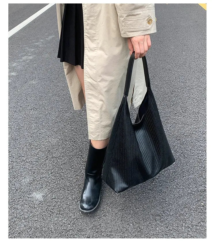 Stylish Ladies Hand Bag Boasting Trendy Design And Fine Craftsmanship Made Of Premium Anti-Scratch Leather