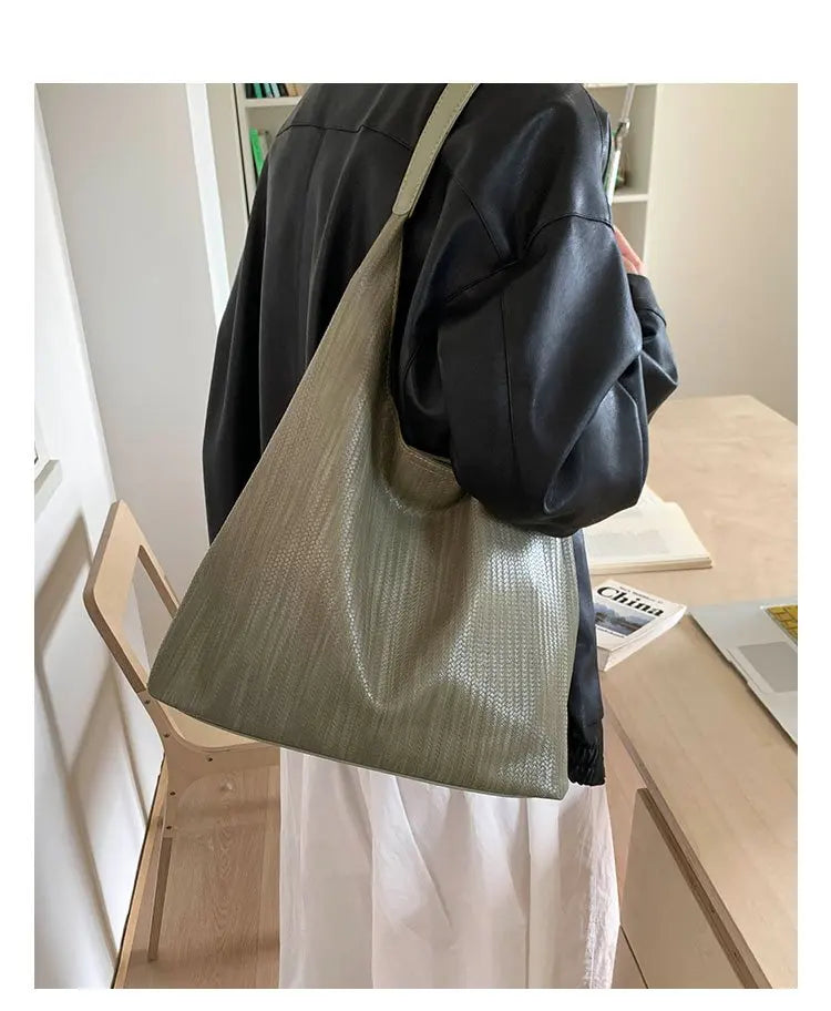 Stylish Ladies Hand Bag Boasting Trendy Design And Fine Craftsmanship Made Of Premium Anti-Scratch Leather