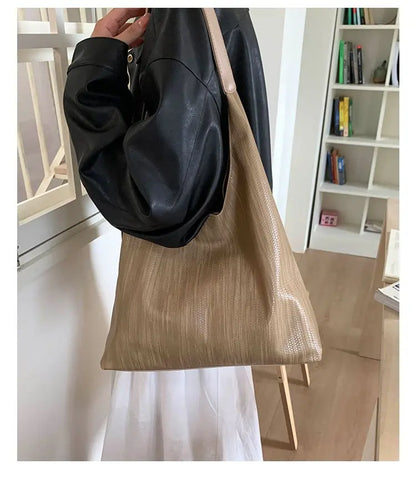 Stylish Ladies Hand Bag Boasting Trendy Design And Fine Craftsmanship Made Of Premium Anti-Scratch Leather