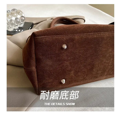 Elegant Women's Handbag Featuring Casual Simple Vintage Design And High-End Leather For Commuter Occasions