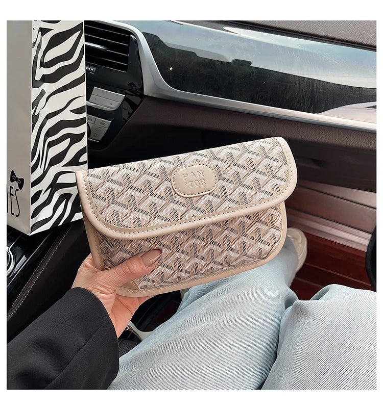 Unique Casual Crossbody Handbag For Leisure Women With Minimalist Solid Color And Large Capacity Leather Finish