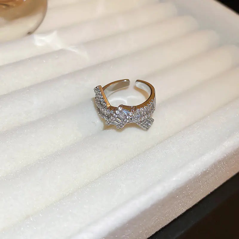 Light Luxury Zircon Retro Intersection Jewelry